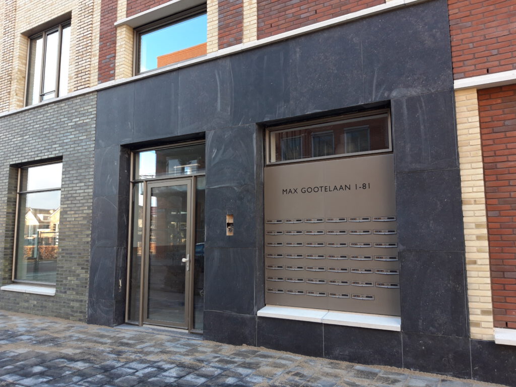 Gevelwerk gezoete Belgisch hardsteen te Dordrecht