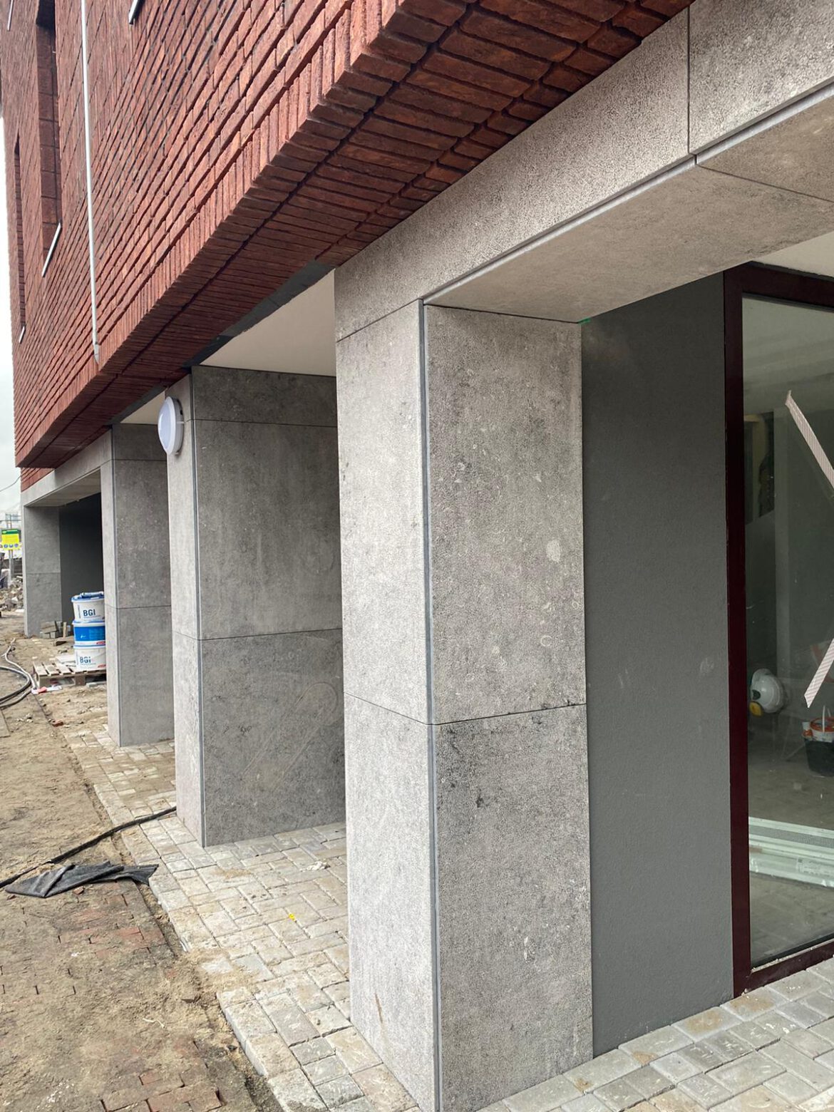 Gevelbekleding gebouchardeerde Belgisch hardsteen